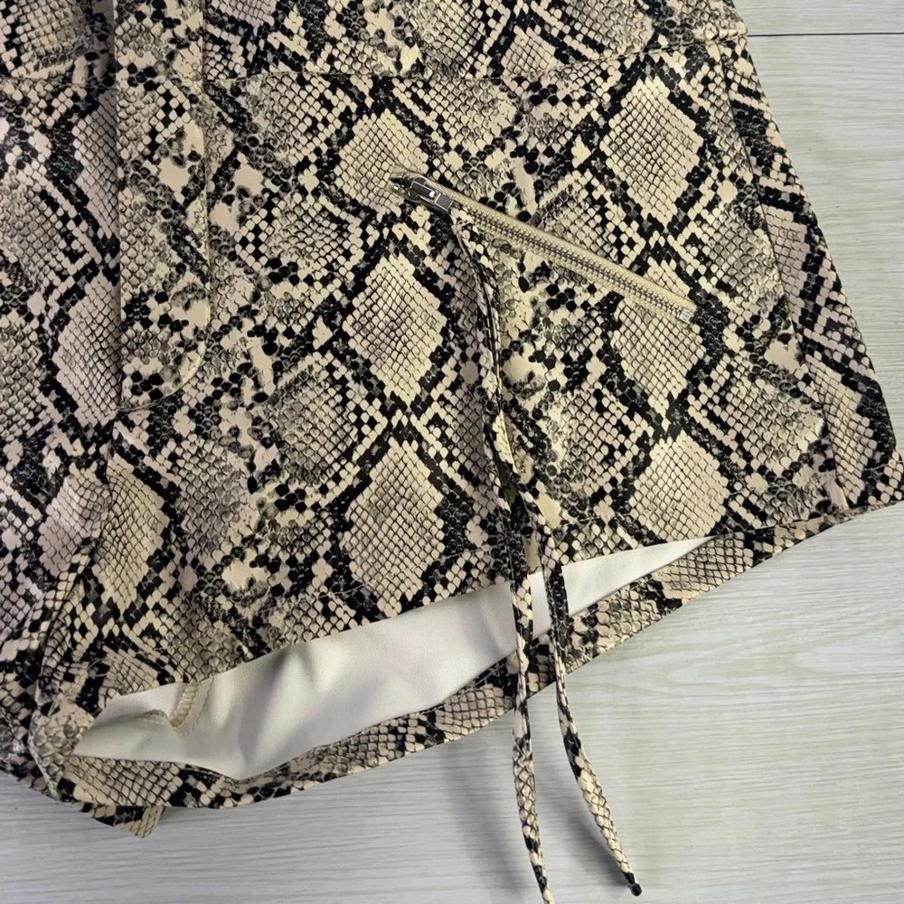 PRETTYLITTLETHING faux leather snakeskin shorts size 6 - Picture 3 of 8